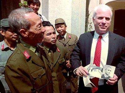 Thượng nghị sỹ Đảng Cộng Hòa bang Arizona John McCain trong một lần quay trở lại Việt Nam